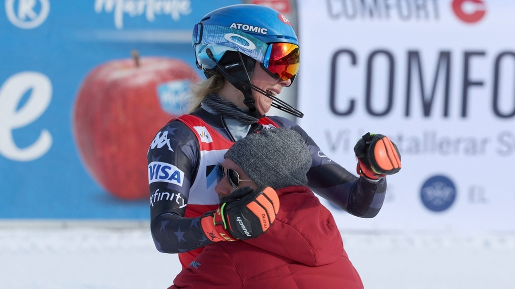 Die US-Amerikanerin Mikaela Shiffrin umarmt nach ihrem Sieg ihren Bruder Taylor. US-Ski-Star Mikaela Shiffrin hat beim Slalom im schwedischen Are am Samstag ihren 87. Weltcup-Sieg gefeiert.