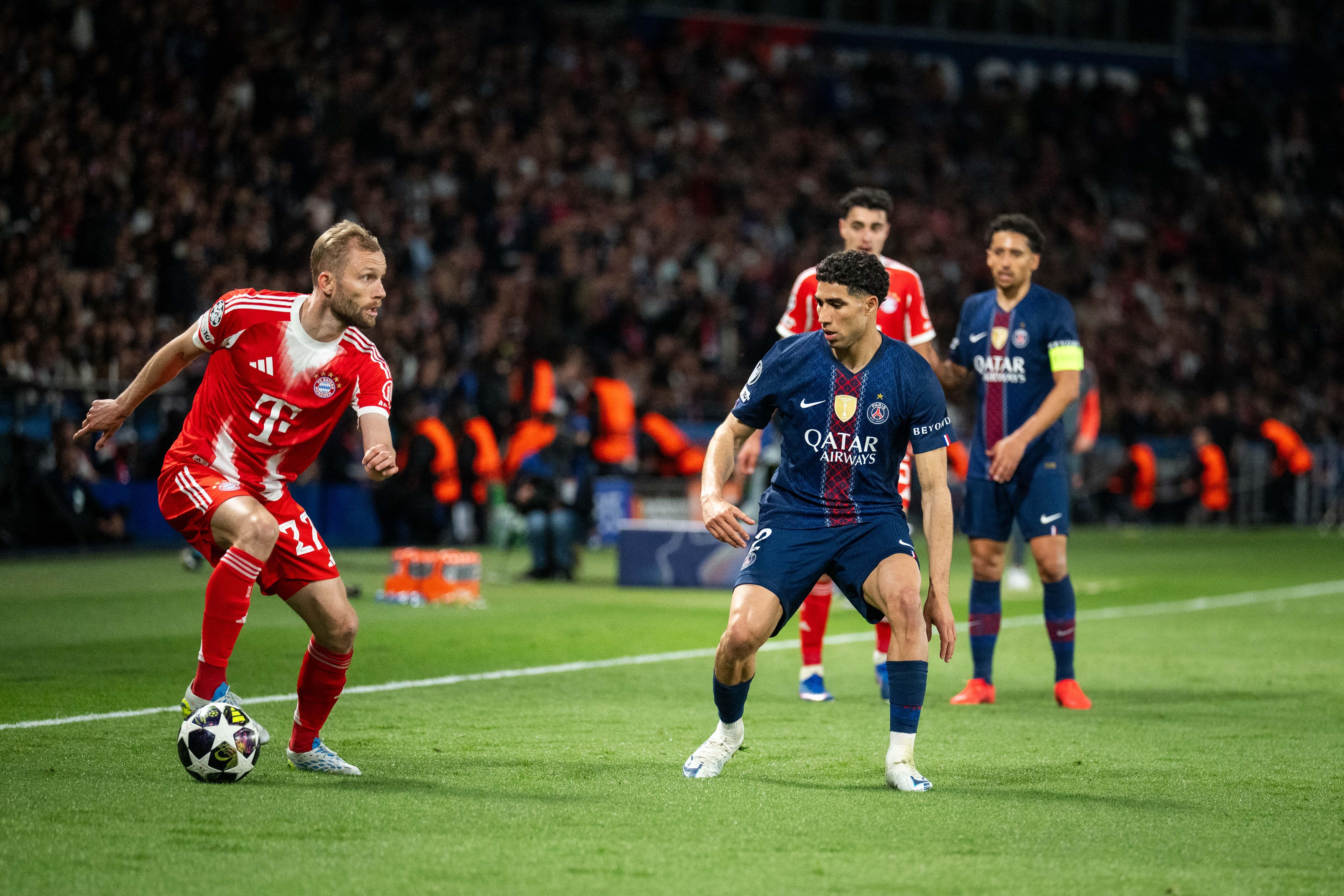 Konrad Laimer (FC Bayern, links) im Duell mit Achraf Hakimi (PSG)