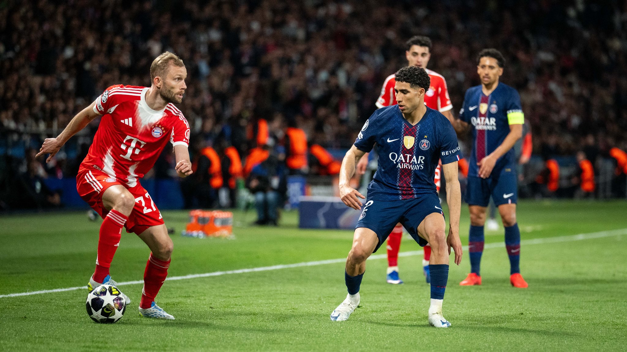 Konrad Laimer (FC Bayern, links) im Duell mit Achraf Hakimi (PSG)