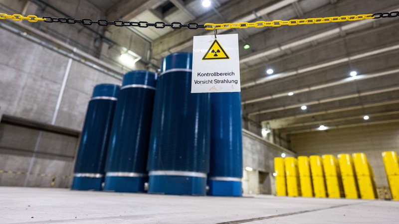 Castoren in einem Zwischenlager der BGZ, Gesellschaft für Zwischenlagerung. | Bild: dpa-Bildfunk/Guido Kirchner Castoren in einem Zwischenlager der BGZ, Gesellschaft für Zwischenlagerung.