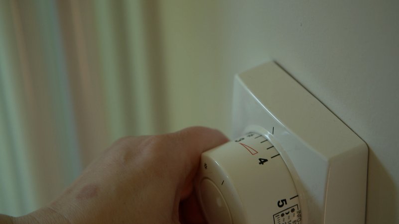 Blick auf ein Heizungsthermostat | Bild: BR Blick auf ein Heizungsthermostat