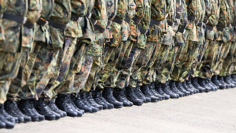 Symbolbild: Soldaten beim Appelll. | Bild: dpa-Bildfunk/Julian Stratenschulte Symbolbild: Soldaten beim Appelll.