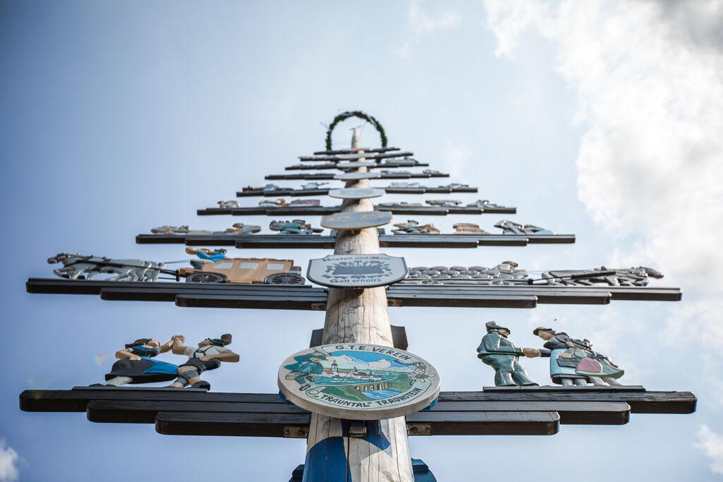 Archivbild: Der Maibaum auf dem Stadtplatz in der Innenstadt von Traunstein.