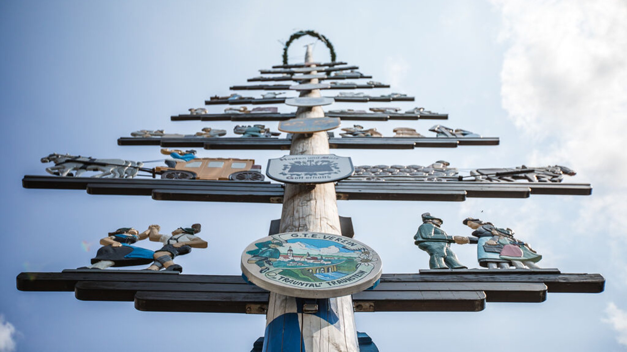 Archivbild: Der Maibaum auf dem Stadtplatz in der Innenstadt von Traunstein.