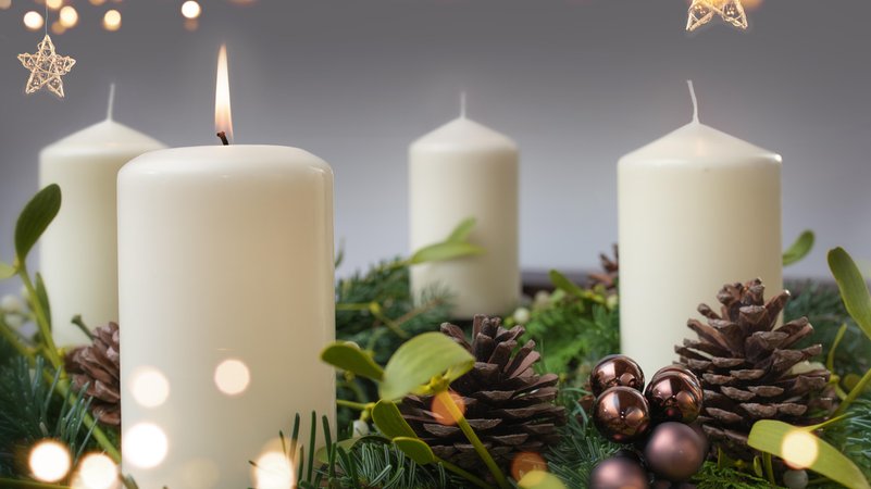 Adventskranz mit vier weißen Kerzen. Eine Kerze brennt | Bild: picture alliance / Shotshop | Gudrun Krebs Adventskranz mit vier weißen Kerzen. Eine Kerze brennt
