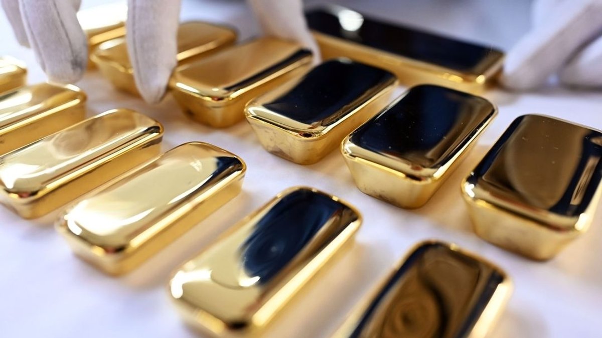 ARCHIV - 20.03.2023, Baden-Württemberg, Pforzheim: Bei der Agosi AG in Pforzheim werden frisch gegossene Goldbarren gezeigt, die einen Feingoldgehalt von 99,99 Prozent haben (obere Reihe 1 Kilogramm je Stück, mittlere Reihe 500 Gramm je Stück, untere Reihe 250 Gramm je Stück)