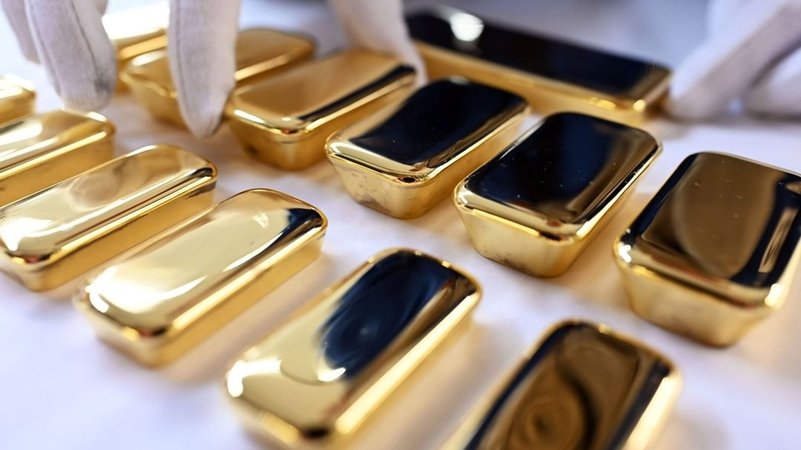 ARCHIV - 20.03.2023, Baden-Württemberg, Pforzheim: Bei der Agosi AG in Pforzheim werden frisch gegossene Goldbarren gezeigt, die einen Feingoldgehalt von 99,99 Prozent haben (obere Reihe 1 Kilogramm je Stück, mittlere Reihe 500 Gramm je Stück, untere Reihe 250 Gramm je Stück) | Bild: dpa-Bildfunk/Uli Deck ARCHIV - 20.03.2023, Baden-Württemberg, Pforzheim: Bei der Agosi AG in Pforzheim werden frisch gegossene Goldbarren gezeigt, die einen Feingoldgehalt von 99,99 Prozent haben (obere Reihe 1 Kilogramm je Stück, mittlere Reihe 500 Gramm je Stück, untere Reihe 250 Gramm je Stück)