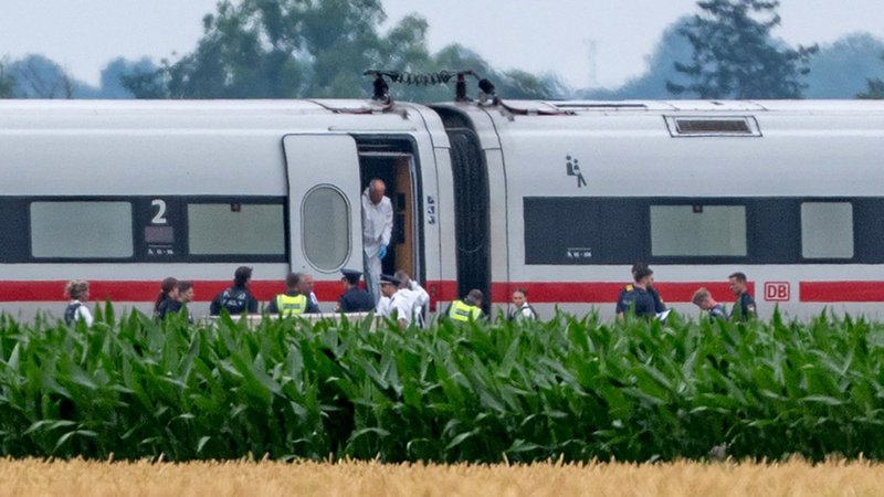 Die Polizei und Spurensicherung ermitteln in einem ICE, in dem ein Mann in Niederbayern mehrere Passagiere angegriffen hat. | Bild: dpa-Bildfunk/Armin Weigel Die Polizei und Spurensicherung ermitteln in einem ICE, in dem ein Mann in Niederbayern mehrere Passagiere angegriffen hat.