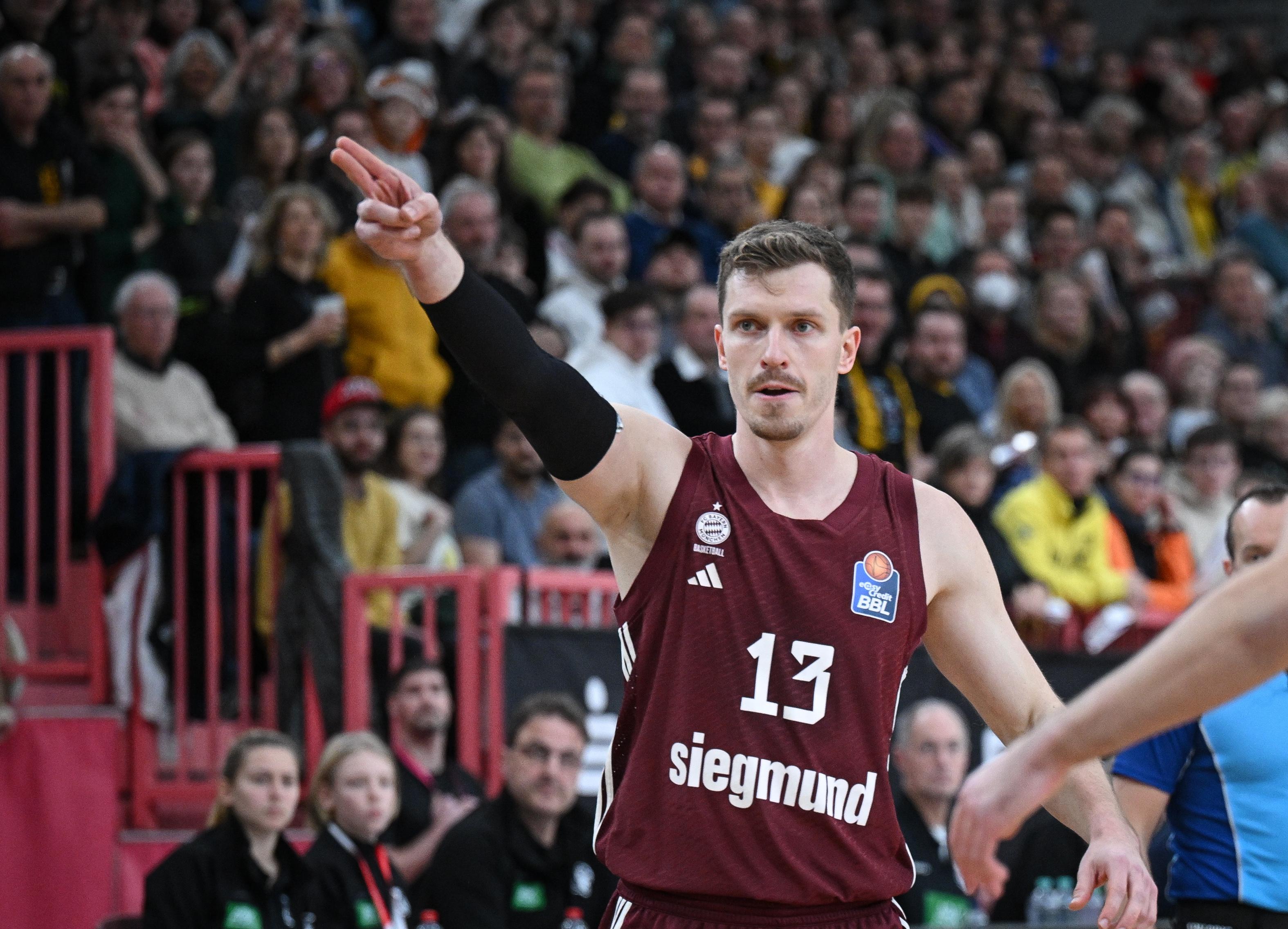 Andreas Obst zeigt die Richtung an