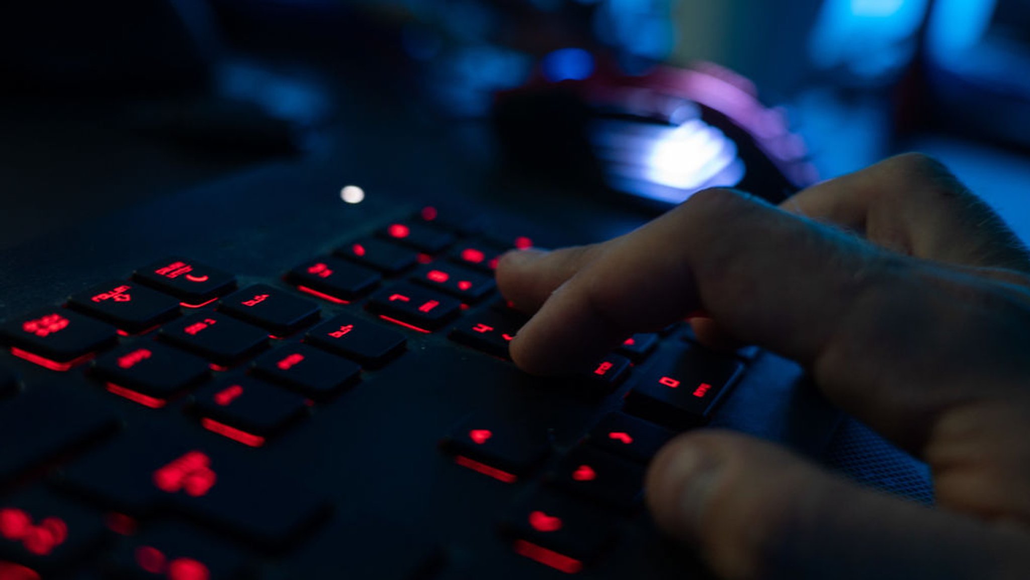 Ein Mann sitzt am Rechner und tippt auf einer Tastatur. | Bild: dpa-Bildfunk/Nicolas Armer Ein Mann sitzt am Rechner und tippt auf einer Tastatur.