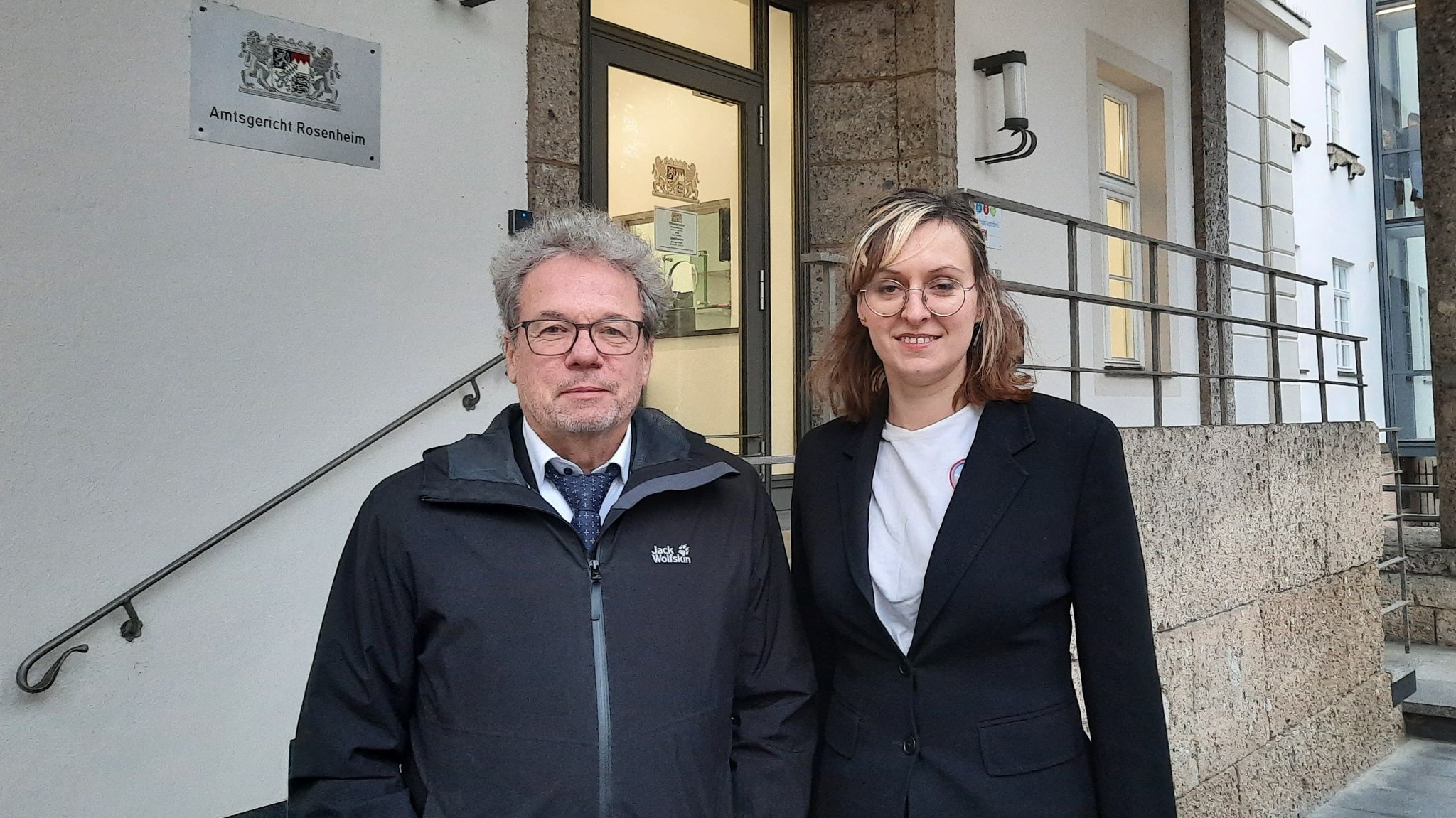 Verteidiger und Angeklagte nach dem Freispruch vor dem Amtsgericht Rosenheim: Edgar Siemund und Claudia Jaworski