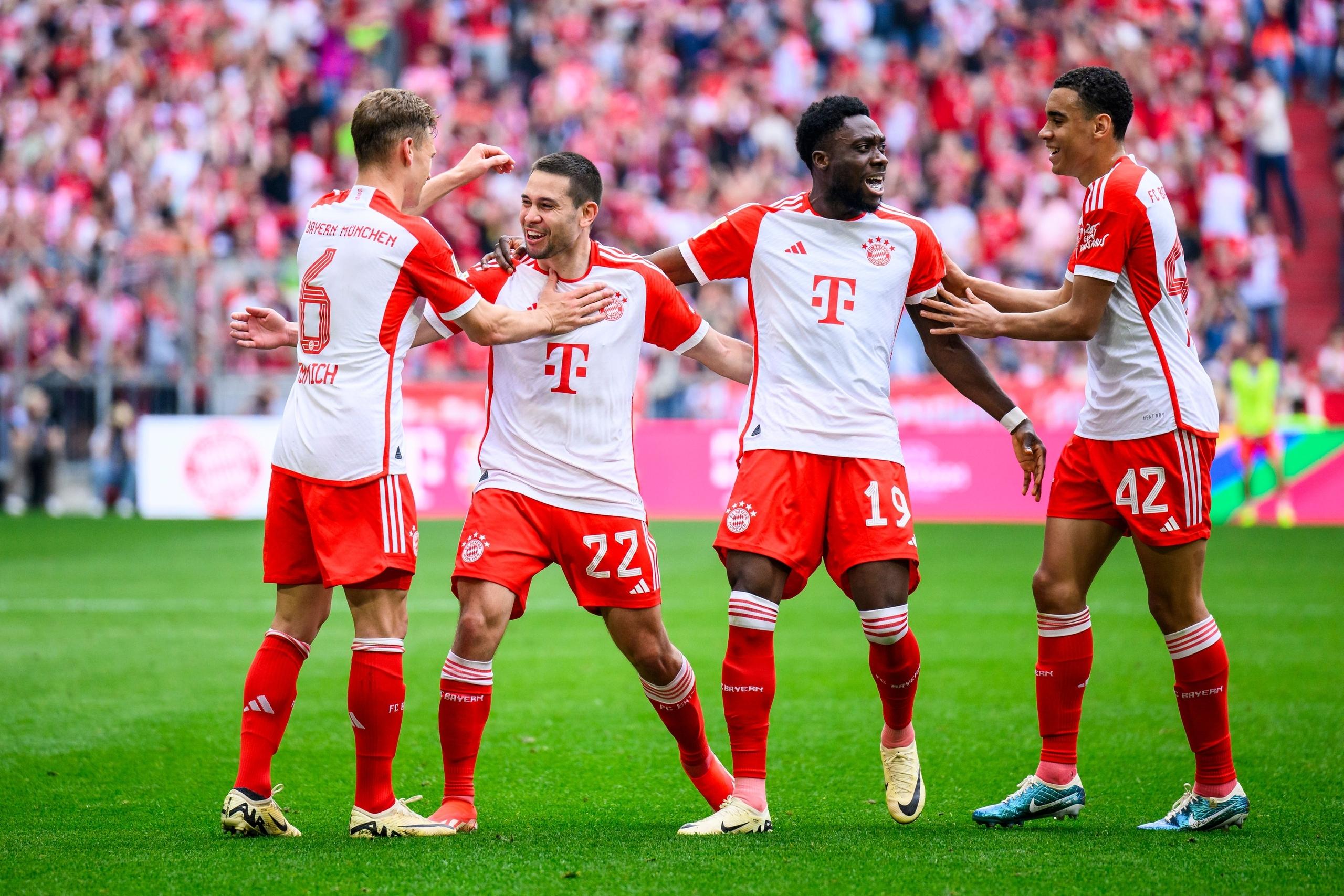 FC-Bayern-Spieler jubeln in der Partie gegen den 1. FC Köln