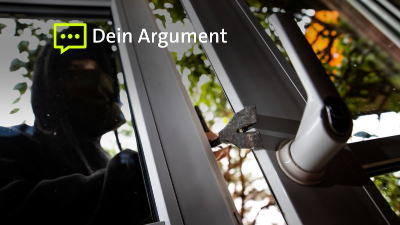 Ein Mann mimt einen Einbrecher und benutzt ein Brecheisen, um eine gekippte Terrassentür aufzuhebeln (Symbolbild). | Bild: dpa-Bildfunk/Philipp von Ditfurth Ein Mann mimt einen Einbrecher und benutzt ein Brecheisen, um eine gekippte Terrassentür aufzuhebeln (Symbolbild).