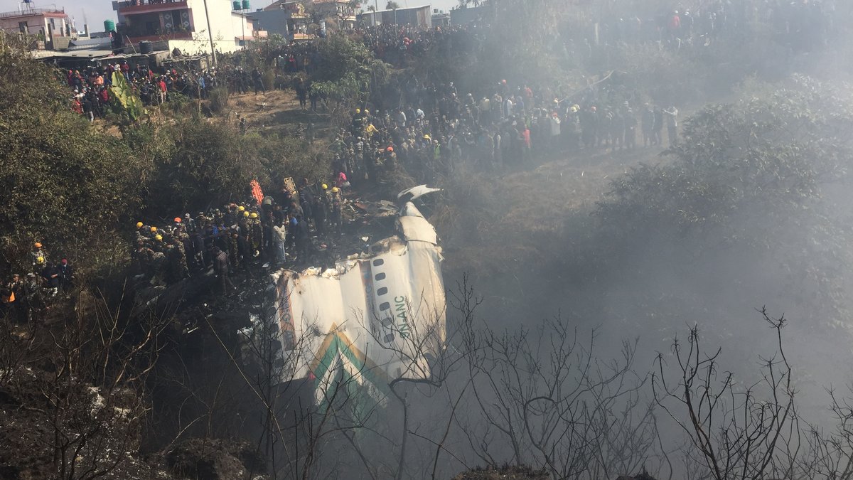 15.01.23: Das Wrack des Passagierflugzeugs in der Nähe des Flughafens Pokhara in Nepal.