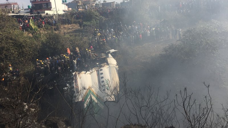 15.01.23: Das Wrack des Passagierflugzeugs in der Nähe des Flughafens Pokhara in Nepal.