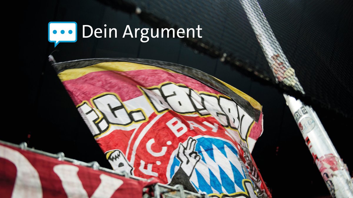 Eine Fahne mit der Aufschrift "FC Bayern München" wird in einem Fanblock geschwenkt.