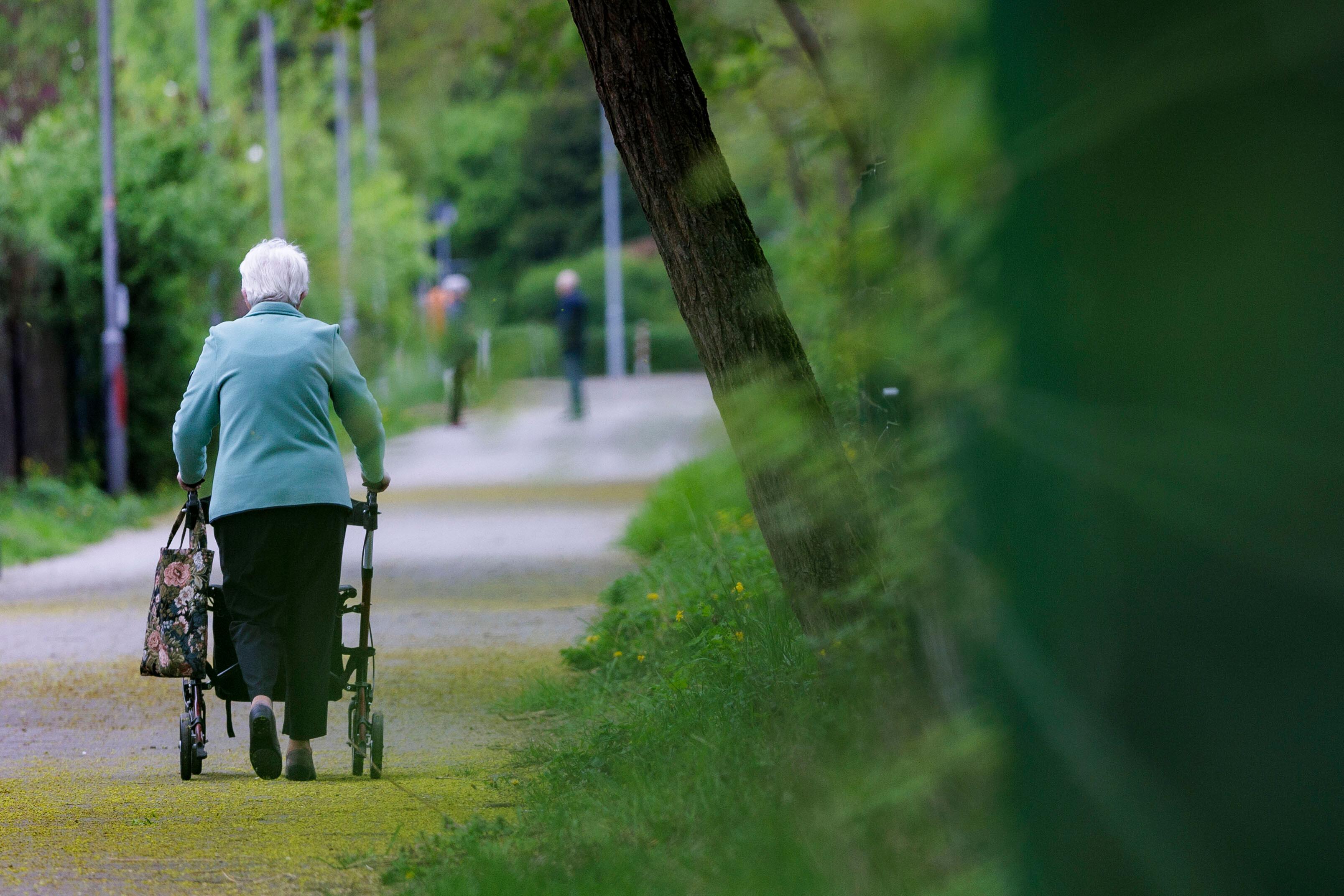 Rentnerin mit Rollator