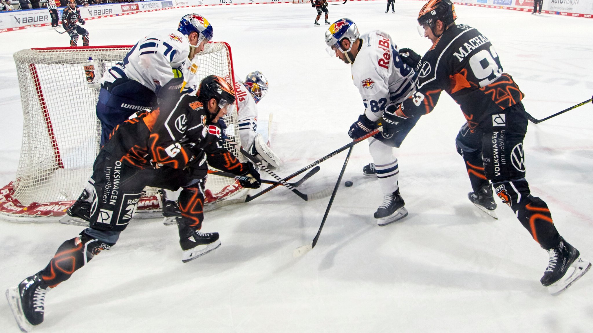 Chris DeSousa (EHC Red Bull Muenchen #82) Spencer Machacek (Grizzlys Wolfsburg #93) hinter dem Muenchener Tor 