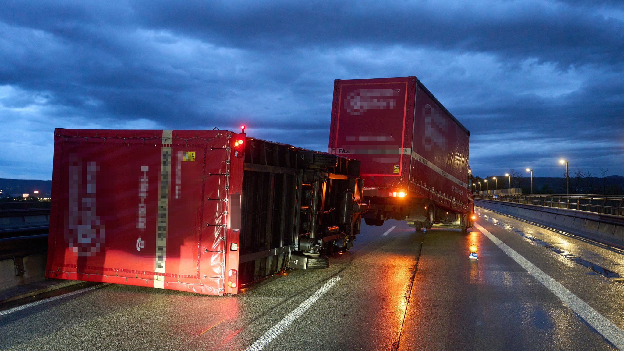 Auf einer Autobahnbrücke der A61 ist nach einem heftigen Gewittersturm ein LKW umgestürzt. | Bild: picture alliance/dpa | Thomas Frey Auf einer Autobahnbrücke der A61 ist nach einem heftigen Gewittersturm ein LKW umgestürzt.