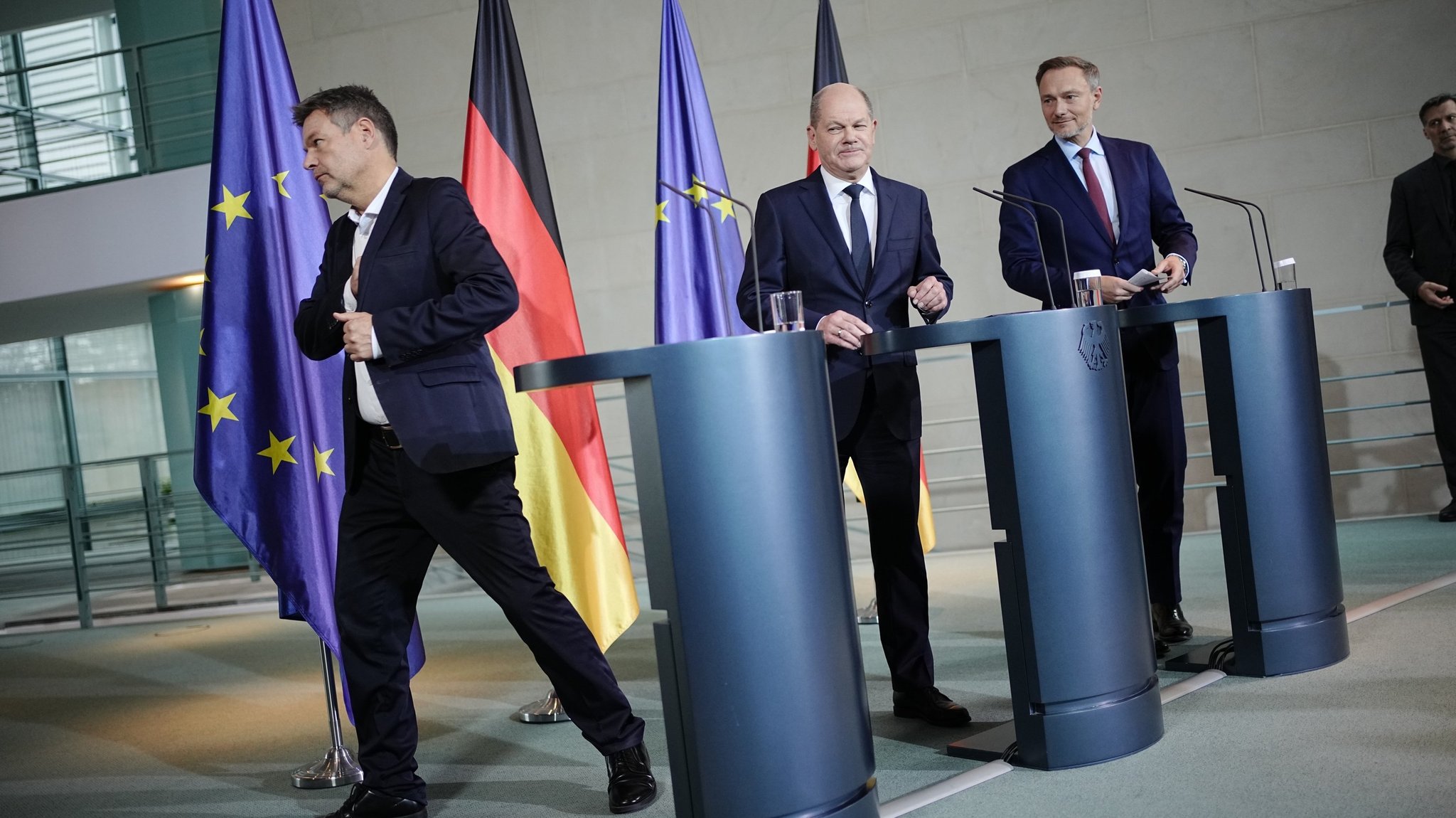 Christian Lindner (r-l, FDP), Bundesminister der Finanzen, Bundeskanzler Olaf Scholz (SPD) und Robert Habeck (Bündnis 90/Die Grünen), Bundesminister für Wirtschaft und Klimaschutz bei einer Pressekonferenz in Berlin.