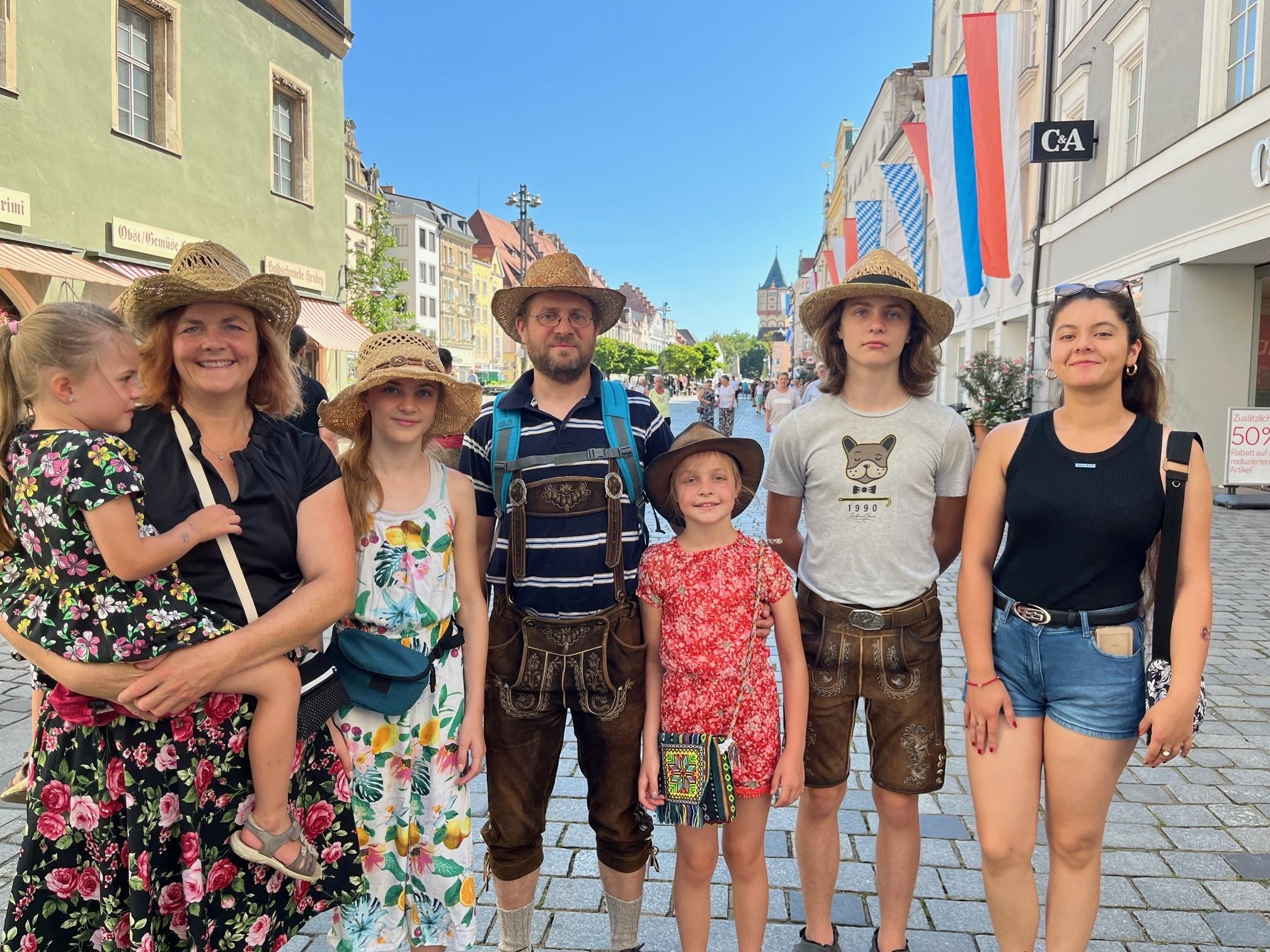 Gut "behütet" geht diese Straubinger Familie aufs Gäubodenvolksfest. 