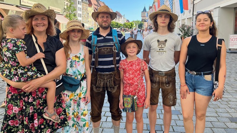 Gut "behütet" geht diese Straubinger Familie aufs Gäubodenvolksfest. | Bild: BR/Meike Föckersperger Gut "behütet" geht diese Straubinger Familie aufs Gäubodenvolksfest.