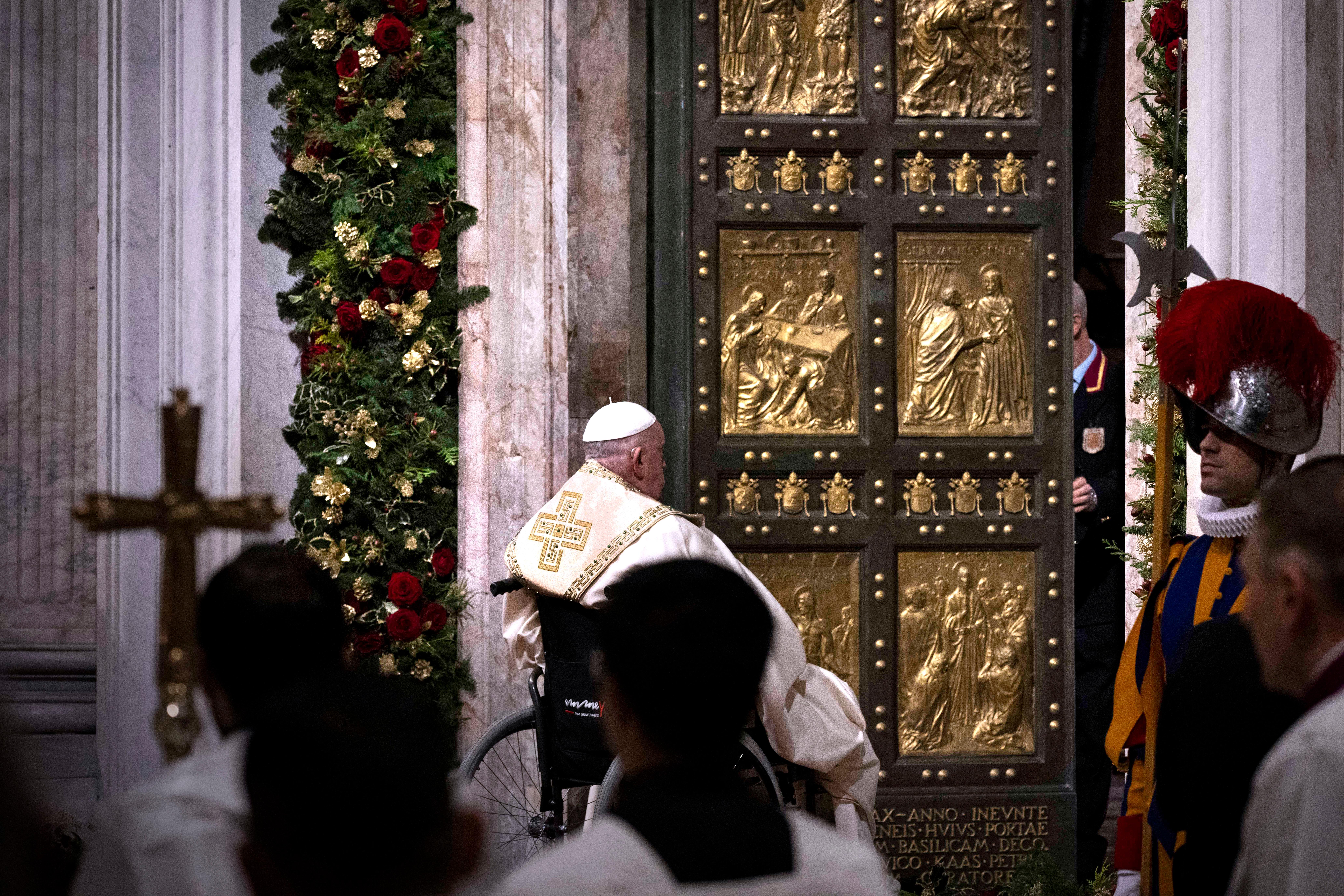 Papst Franziskus vor der Heiligen Pforte