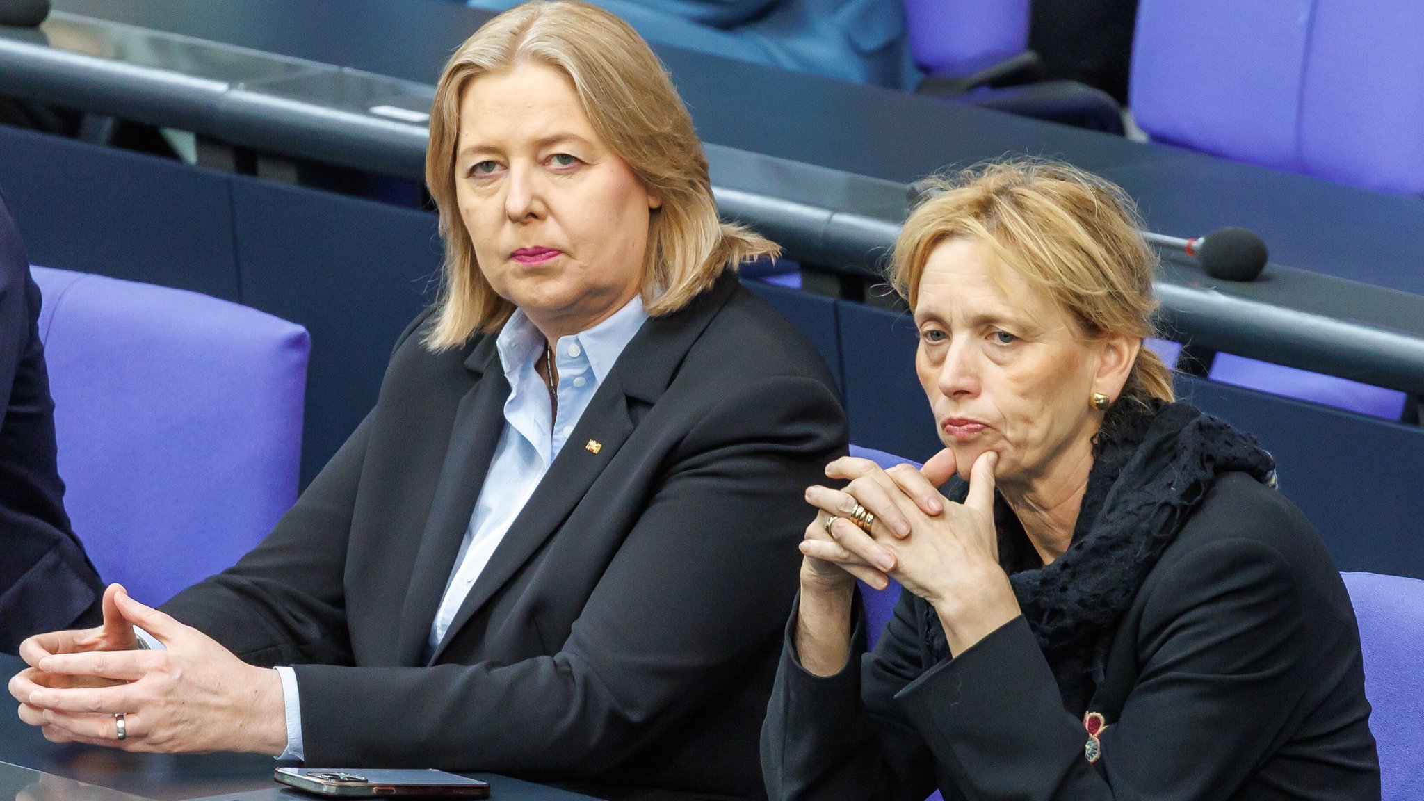 Bärbel Bas (SPD, l), Bundesministerin für Arbeit und Soziales, spricht mit Karin Prien (CDU), Bundesministerin für Bildung, Familie, Senioren, Frauen und Jugend im Bundestag (Archivbild vom 08.07.2025).