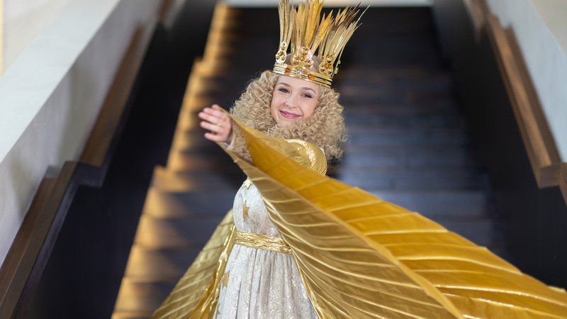 Das Nürnberger Christkind von 2021, Teresa Windschall, posiert während der Einkleidung in ihrem offiziellen Gewand. | Bild: picture alliance/dpa | Daniel Karmann Das Nürnberger Christkind von 2021, Teresa Windschall, posiert während der Einkleidung in ihrem offiziellen Gewand.