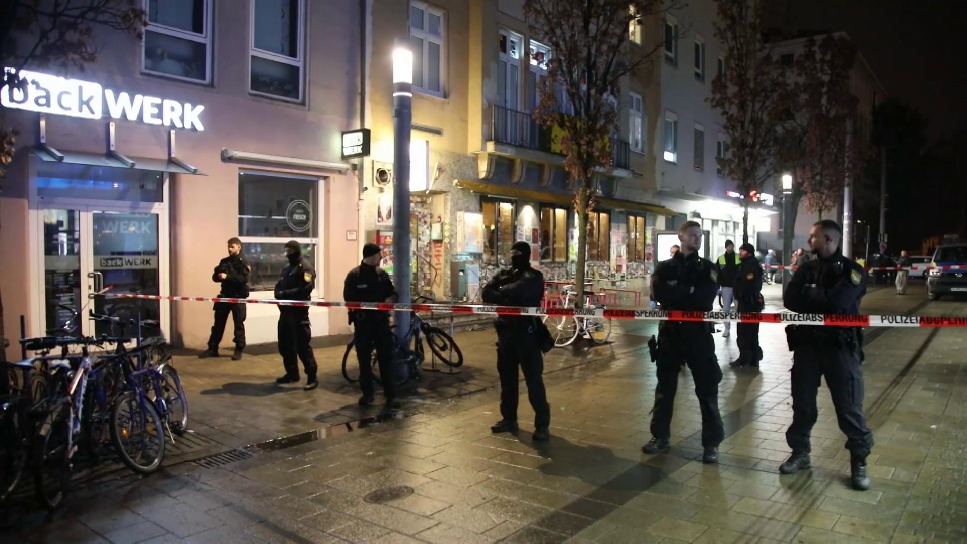 Polizeibeamte sichern den Einsatzort der Razzia im "City Club" in der Augsburger Innenstadt ab. 