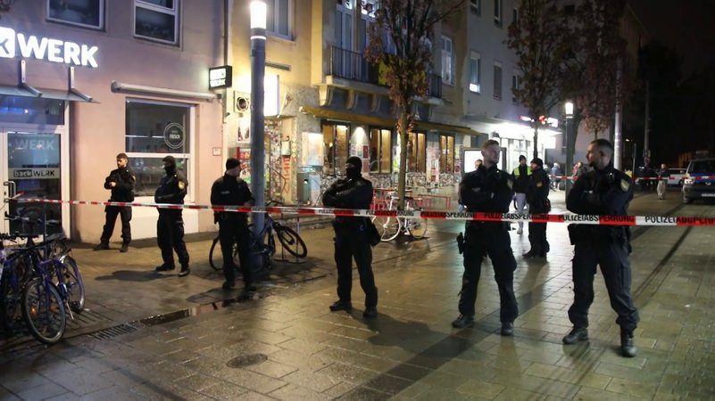 Polizeibeamte sichern den Einsatzort der Razzia im "City Club" in der Augsburger Innenstadt ab. | Bild: 7aktuell Polizeibeamte sichern den Einsatzort der Razzia im "City Club" in der Augsburger Innenstadt ab.