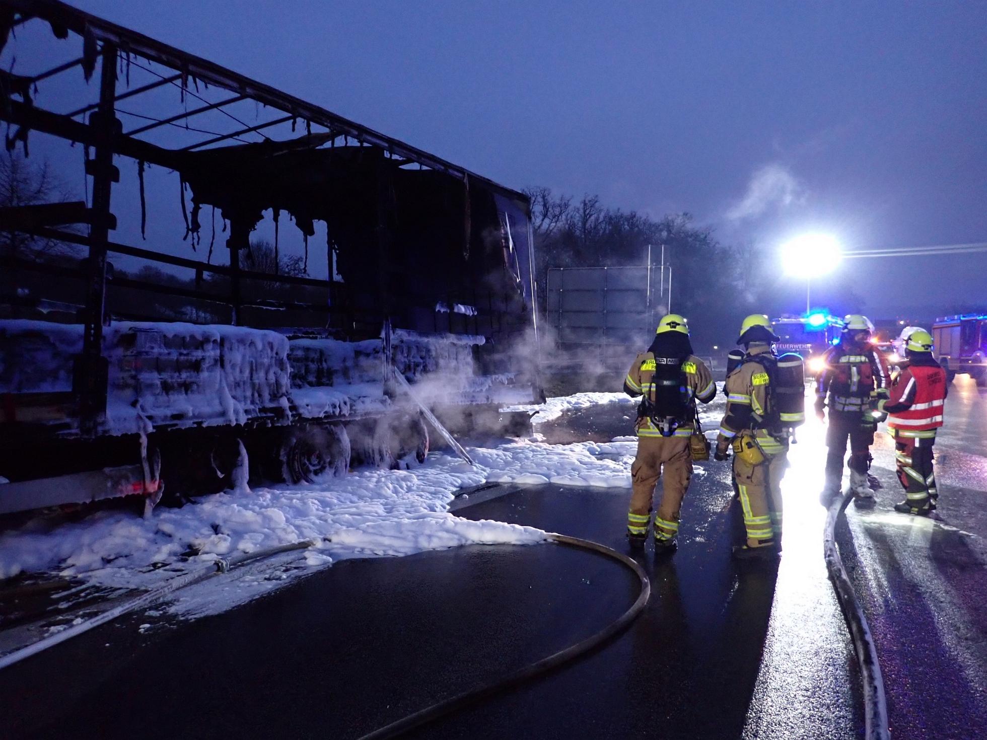 Der ausgebrannte Auflieger des Gefahrgut-Transporters. Bei den Löscharbeiten wurde Schaum eingesetzt.