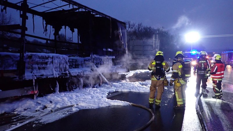 Der ausgebrannte Auflieger des Gefahrgut-Transporters. Bei den Löscharbeiten wurde Schaum eingesetzt. | Bild: Berufsfeuerwehr Regensburg Der ausgebrannte Auflieger des Gefahrgut-Transporters. Bei den Löscharbeiten wurde Schaum eingesetzt.