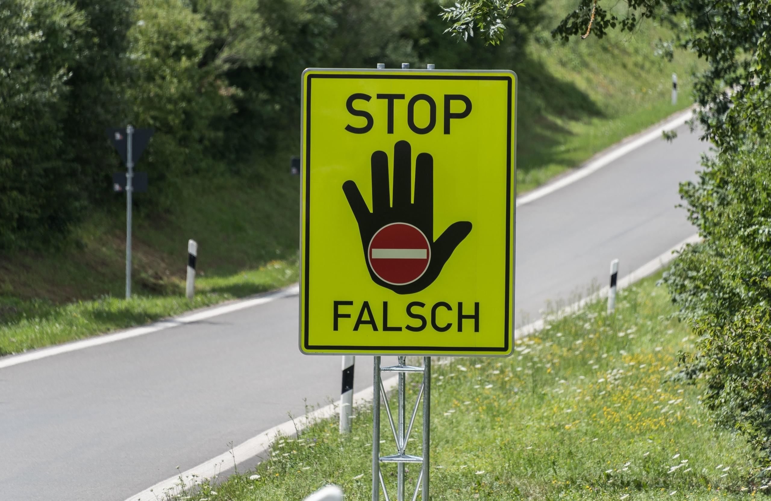 Studie der Unfallforschung der Versicherer (UDV) zu Geisterfahrern: Eine Falschfahrerwarntafel steht an  Ausfahrt Lorch/Ost an der B29, bei einer Präsentation Pilotprojekt zur Falschfahrer-Prävention.