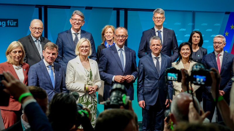 Friedrich Merz (M), Unions-Kanzlerkandidat und CDU-Bundesvorsitzender, präsentiert beim Bundesausschuss der CDU die künftigen Kabinettsmitglieder der CDU mit Nina Warken (l-r, CDU), designierte Bundesministerin für Gesundheit, Michael Meister (CDU), designierter Staatsminister für Bund-Länder-Zusammenarbeit, Johann David Wadephul (CDU), designierter Außenminister, Wolfram Weimer, designierter Staatsminister für Kultur und Medien, Christiane Schenderlein (CDU), desinierte Staatsministerin für Sport und Ehrenamt, Karin Prien (CDU), designierte Bundesministerin für Bildung, Familie, Senioren, Frauen und Jugend, Thorsten Frei (CDU), designierter Bundesminister für besondere Aufgaben und Chef des Bundeskanzleramtes, Patrick Schnieder (CDU), designierter Bundesminister für Verkehr, Katherina Reiche (CDU), designierte Bundesministerin für Wirtschaft und Energie, Serap Güler (CDU), designierte Staatsministerin im Bundesministerium des Auswärtigen, und Karsten Wildberger, designierter Bundesminister für Digitalisierung und Staatsmodernisierung. | Bild: picture alliance/dpa | Kay Nietfeld Friedrich Merz (M), Unions-Kanzlerkandidat und CDU-Bundesvorsitzender, präsentiert beim Bundesausschuss der CDU die künftigen Kabinettsmitglieder der CDU mit Nina Warken (l-r, CDU), designierte Bundesministerin für Gesundheit, Michael Meister (CDU), designierter Staatsminister für Bund-Länder-Zusammenarbeit, Johann David Wadephul (CDU), designierter Außenminister, Wolfram Weimer, designierter Staatsminister für Kultur und Medien, Christiane Schenderlein (CDU), desinierte Staatsministerin für Sport und Ehrenamt, Karin Prien (CDU), designierte Bundesministerin für Bildung, Familie, Senioren, Frauen und Jugend, Thorsten Frei (CDU), designierter Bundesminister für besondere Aufgaben und Chef des Bundeskanzleramtes, Patrick Schnieder (CDU), designierter Bundesminister für Verkehr, Katherina Reiche (CDU), designierte Bundesministerin für Wirtschaft und Energie, Serap Güler (CDU), designierte Staatsministerin im Bundesministerium des Auswärtigen, und Karsten Wildberger, designierter Bundesminister für Digitalisierung und Staatsmodernisierung.