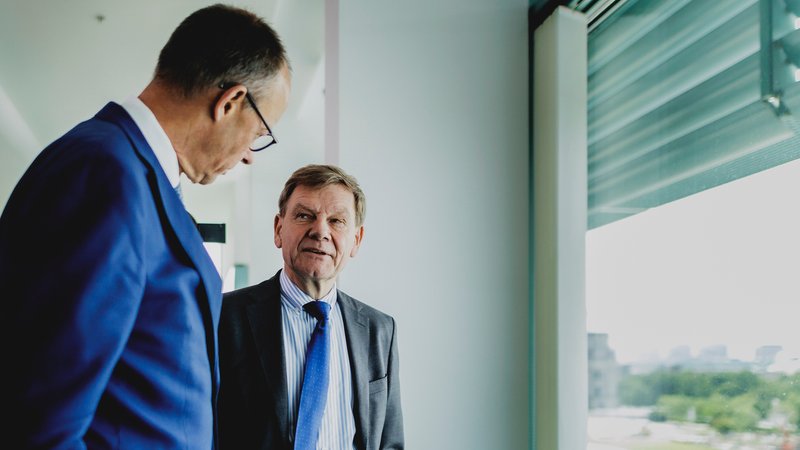 Bundeskanzler Friedrich Merz (l.) und Außenminister Johann Wadephul | Bild: pa/dpa/Florian Gaertner Bundeskanzler Friedrich Merz (l.) und Außenminister Johann Wadephul