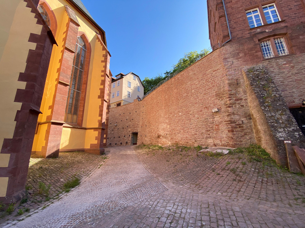 Die Sanierung der Wertheimer Stadtmauer hinter der Stiftskirche ist abgeschlossen.