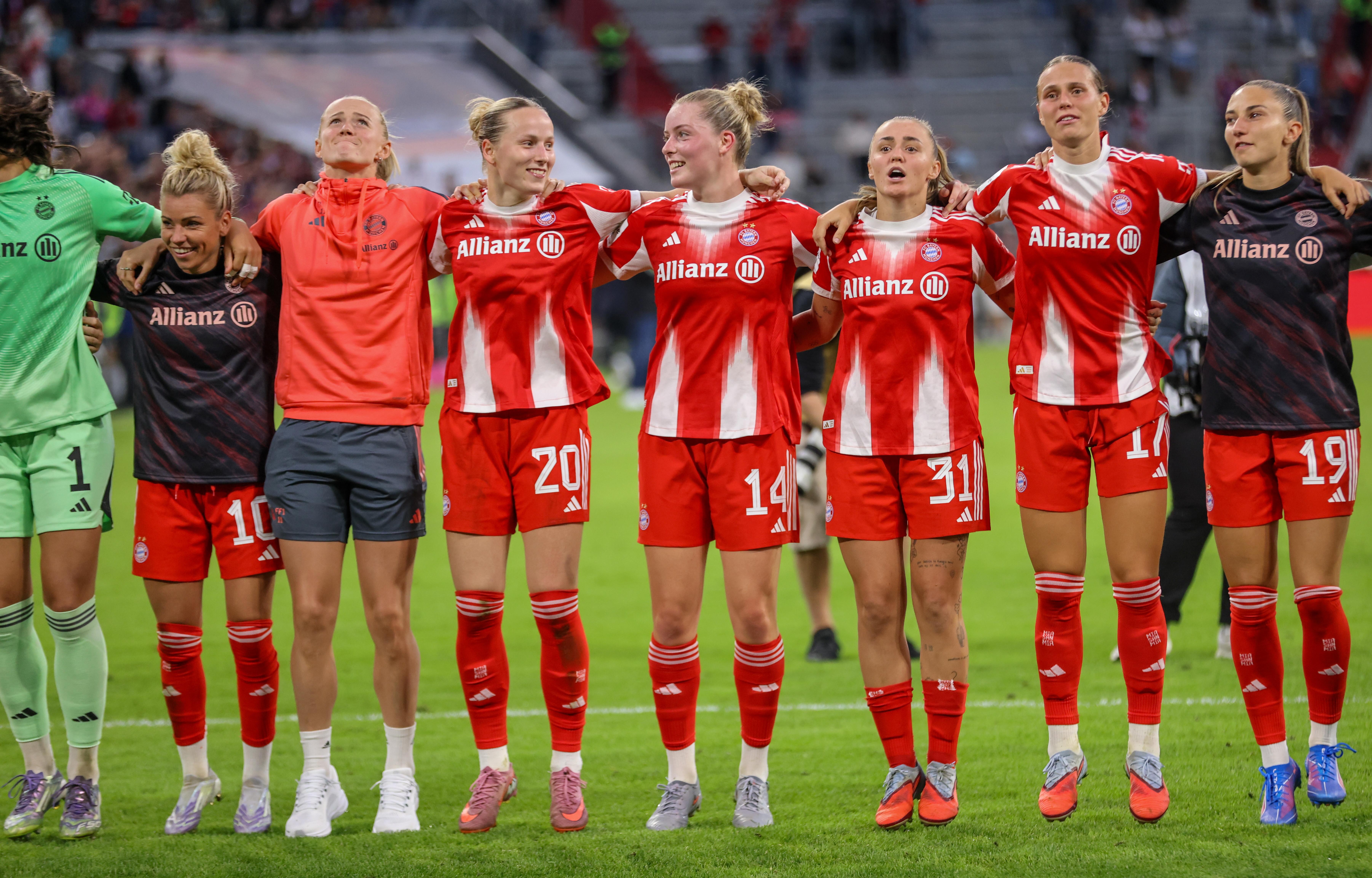 Die FC Bayern Frauen feiern den Sieg und einen neuen Zuschauerrekord im deutschen Frauenfußball.