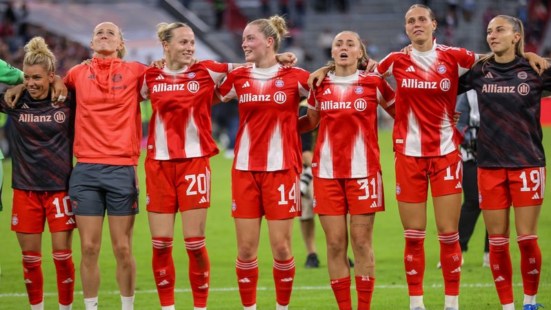 Die FC Bayern Frauen feiern den Sieg und einen neuen Zuschauerrekord im deutschen Frauenfußball. | Bild: picture-alliance / dpa Die FC Bayern Frauen feiern den Sieg und einen neuen Zuschauerrekord im deutschen Frauenfußball.