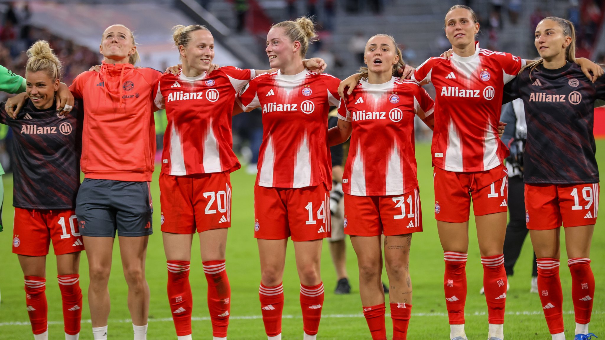 "Ganz viel Gänsehaut": FC Bayern Frauen feiern Zuschauerrekord
