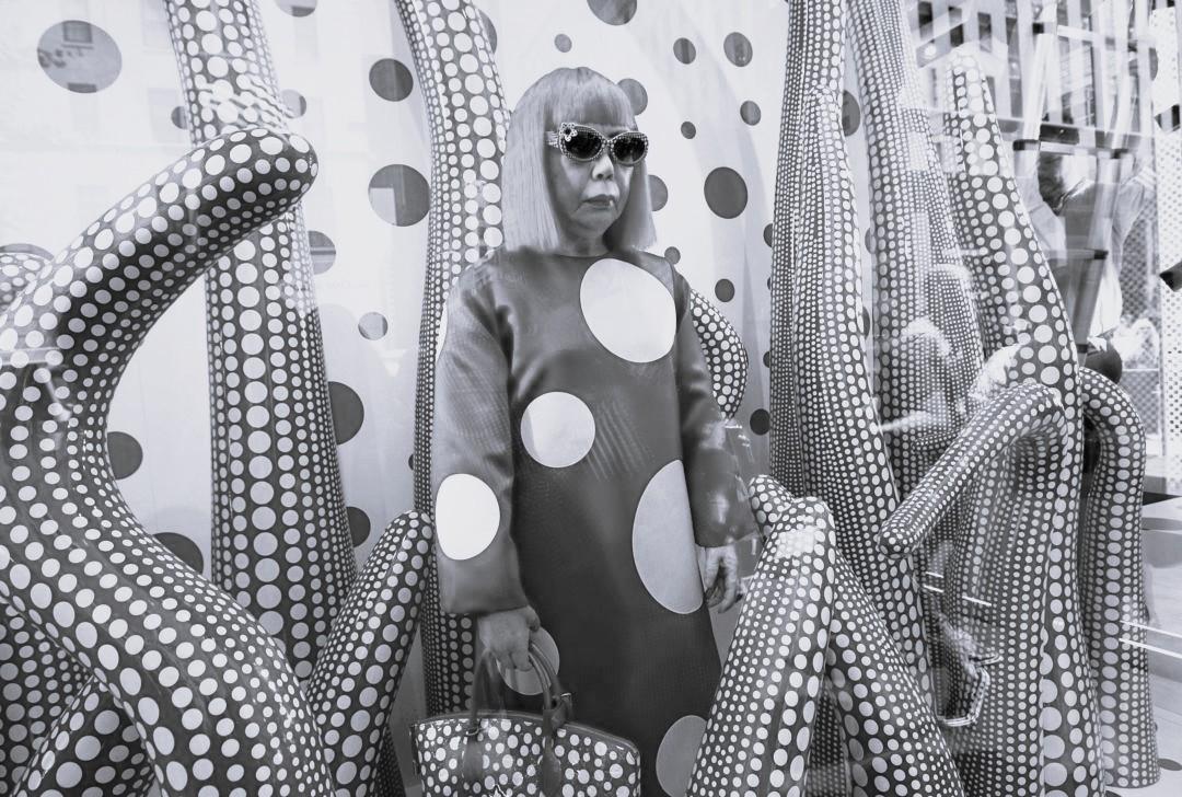 Japanische Künstlerin Yayoi Kusama vor einer ihrer Installationen | Bild:dpa-Bildfunk/Kathy Willens