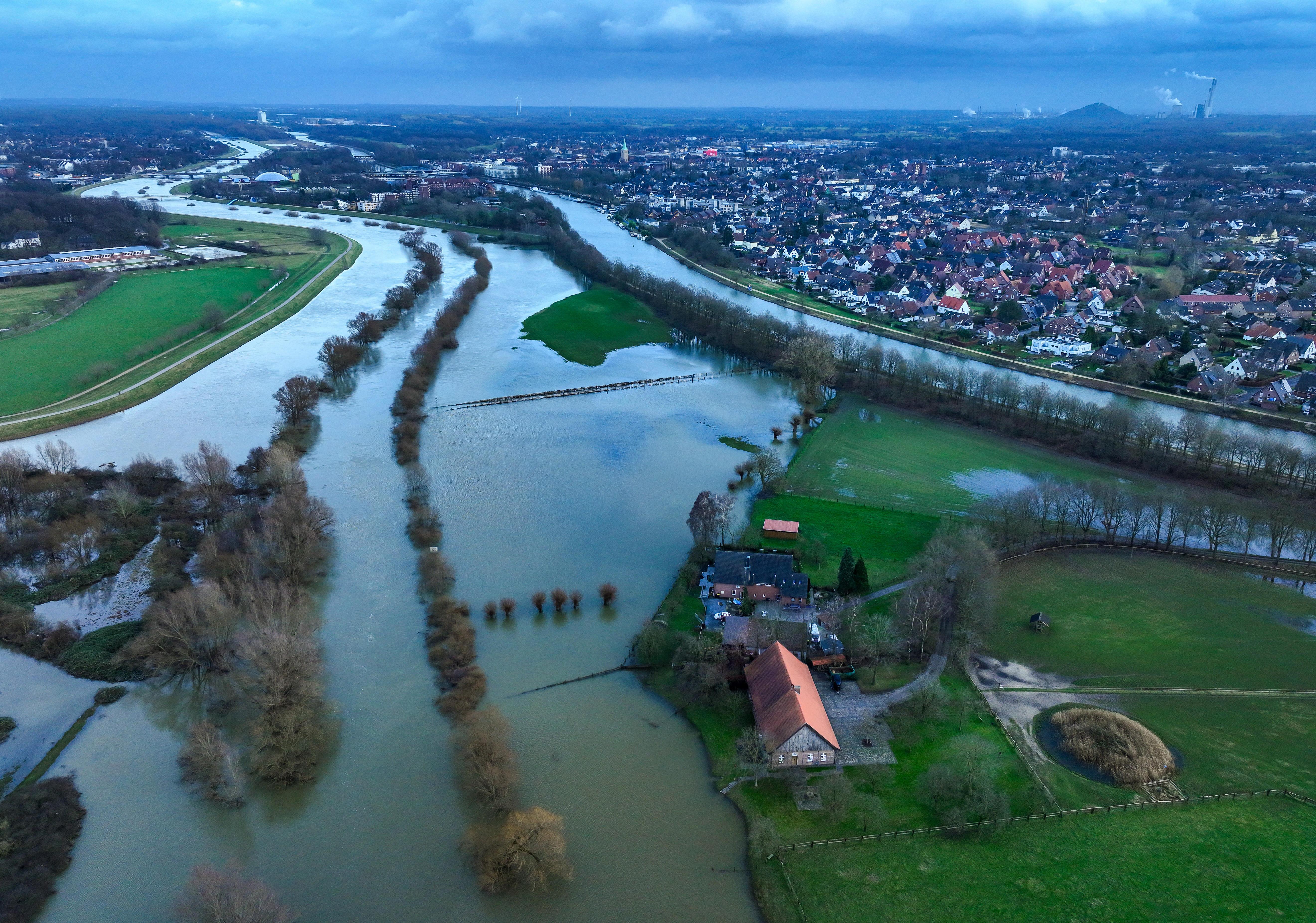 Hochwasser an einem Fluss im Ruhrgebiet (Symbold- und Archivbild)
