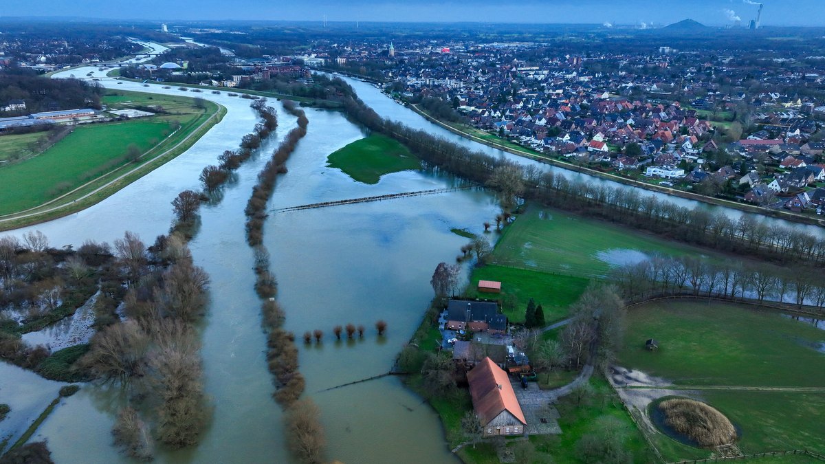 Hochwasser an einem Fluss im Ruhrgebiet (Symbold- und Archivbild)