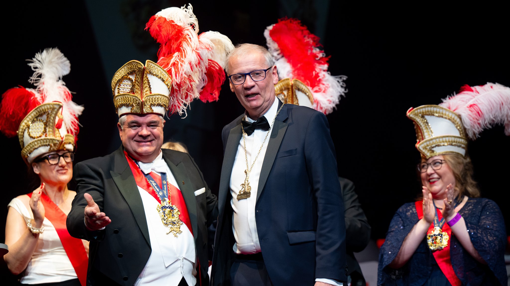 Günther Jauch (M) bekommt im Deutschen Theater den Karl-Valentin-Orden von Günther Grauer, Präsident der Münchner Faschingsgesellschaft Narrhalla, verliehen.