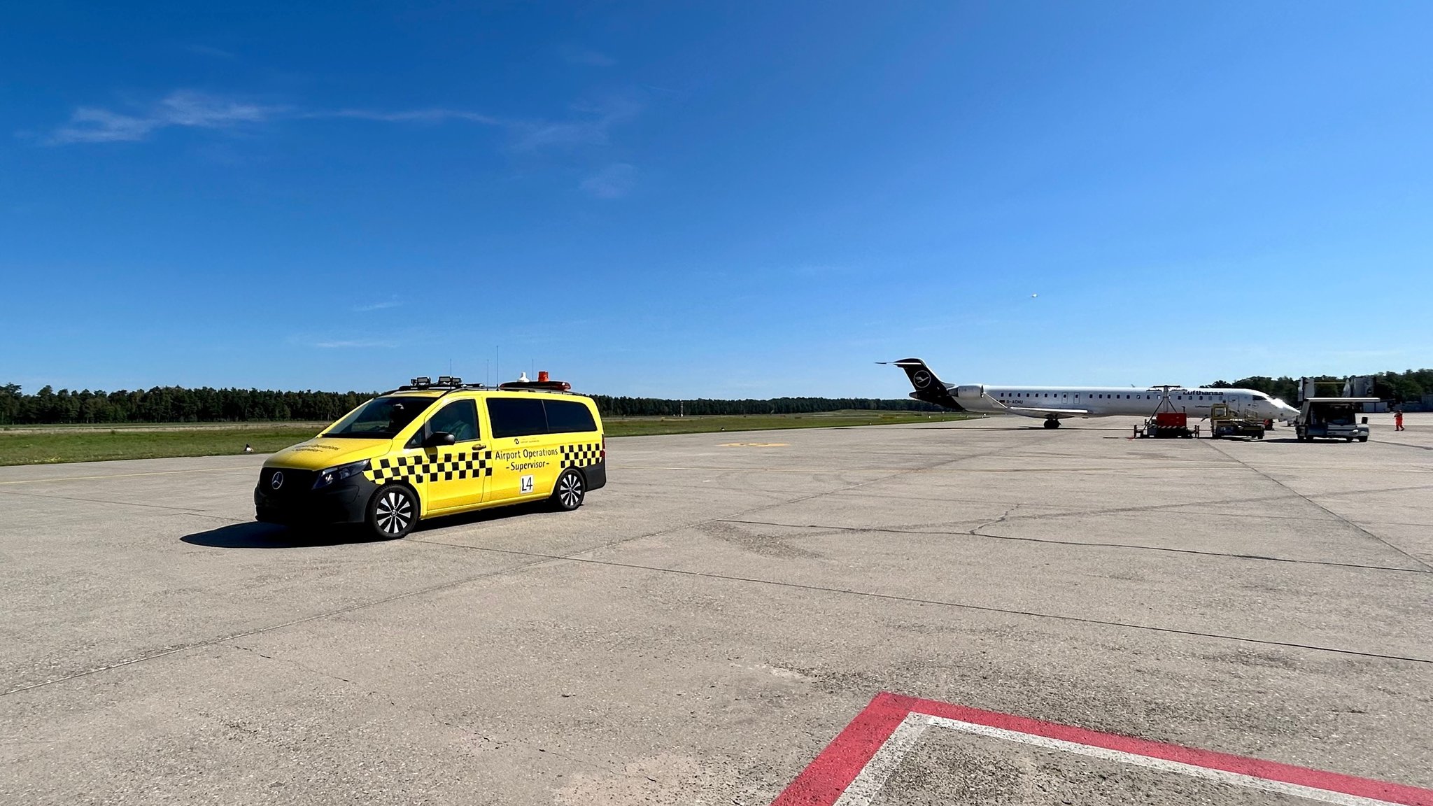 Das vollelektrische Spezial-Messfahrzeug am Nürnberger Flughafen.