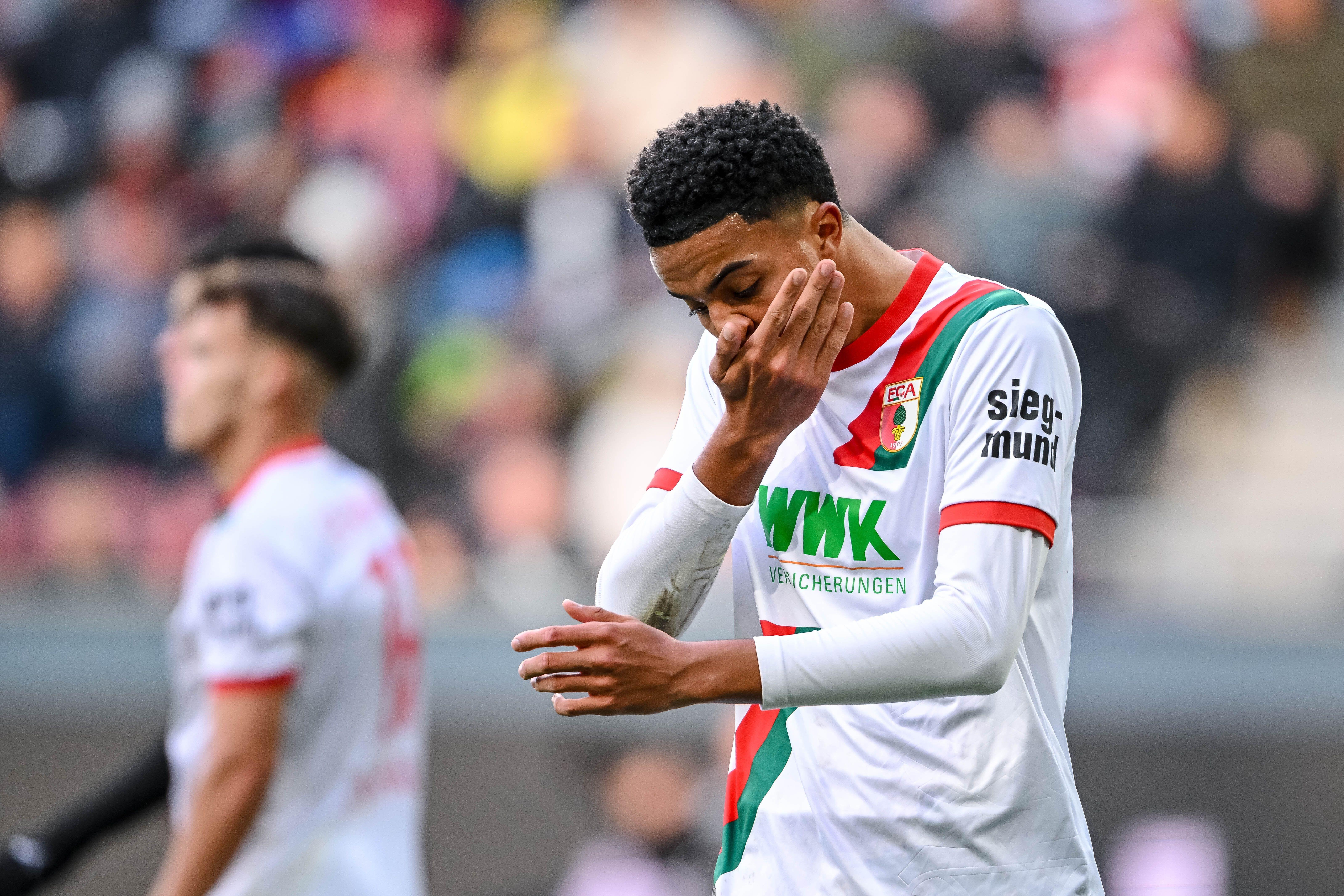 Noahkai Banks (FC Augsburg) reagiert unzufrieden.