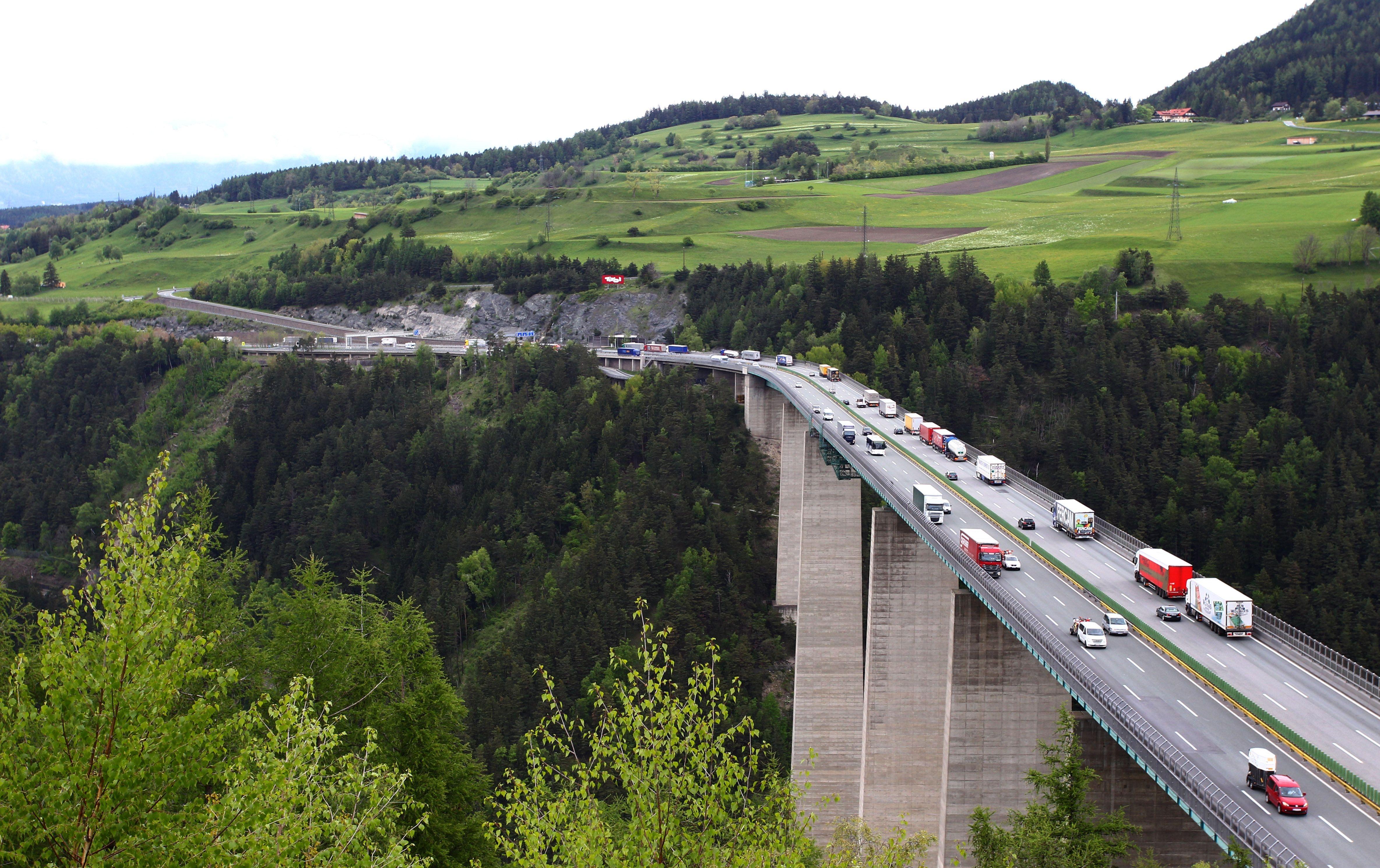 Archivbild: Lastwagen auf der Brennerautobahn stauen sich auf der Europabrücke bei Schönberg 