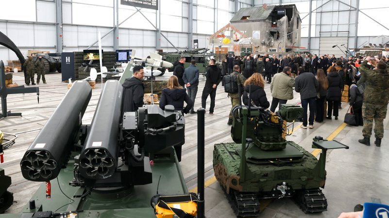 Bundeswehr-Zentrum in Erding eröffnet | Bild: picture alliance / SZ Photo | Marco Einfeldt Bundeswehr-Zentrum in Erding eröffnet