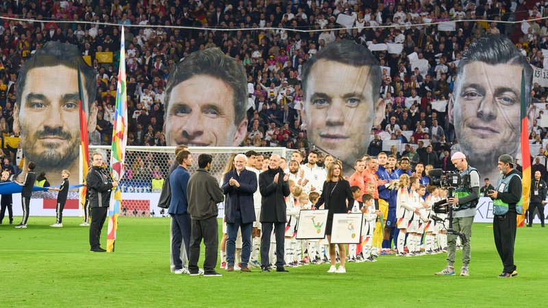 Verabschiedung | Bild: picture-alliance/dpa Verabschiedung