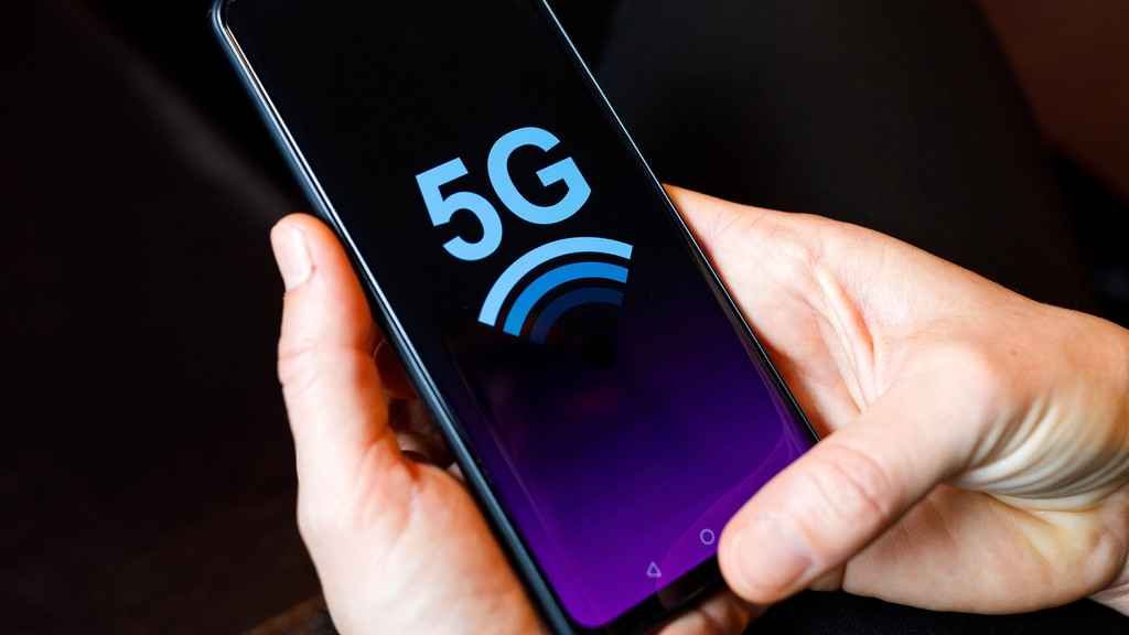 Symbolfoto 5G Netz, "5G" ist symbolisch auf dem Bildschirm eines Smartphones zu sehen.